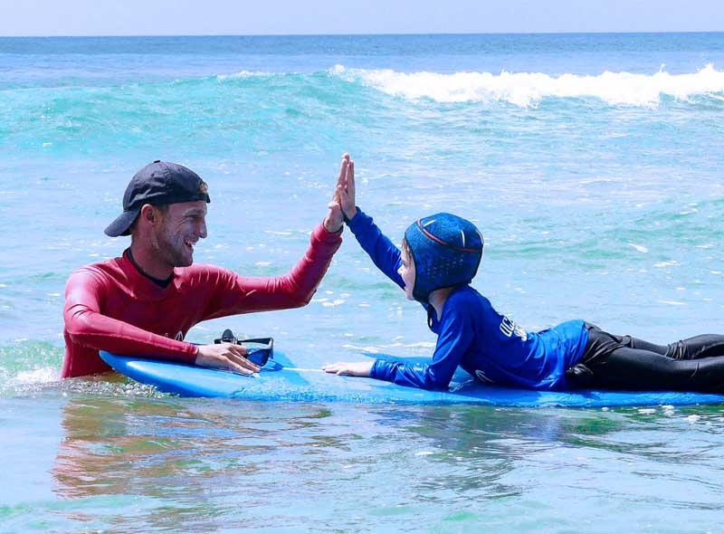 moniteur de surf avec élève à l'école de surf française Bali ocean surf,  jardin du surf