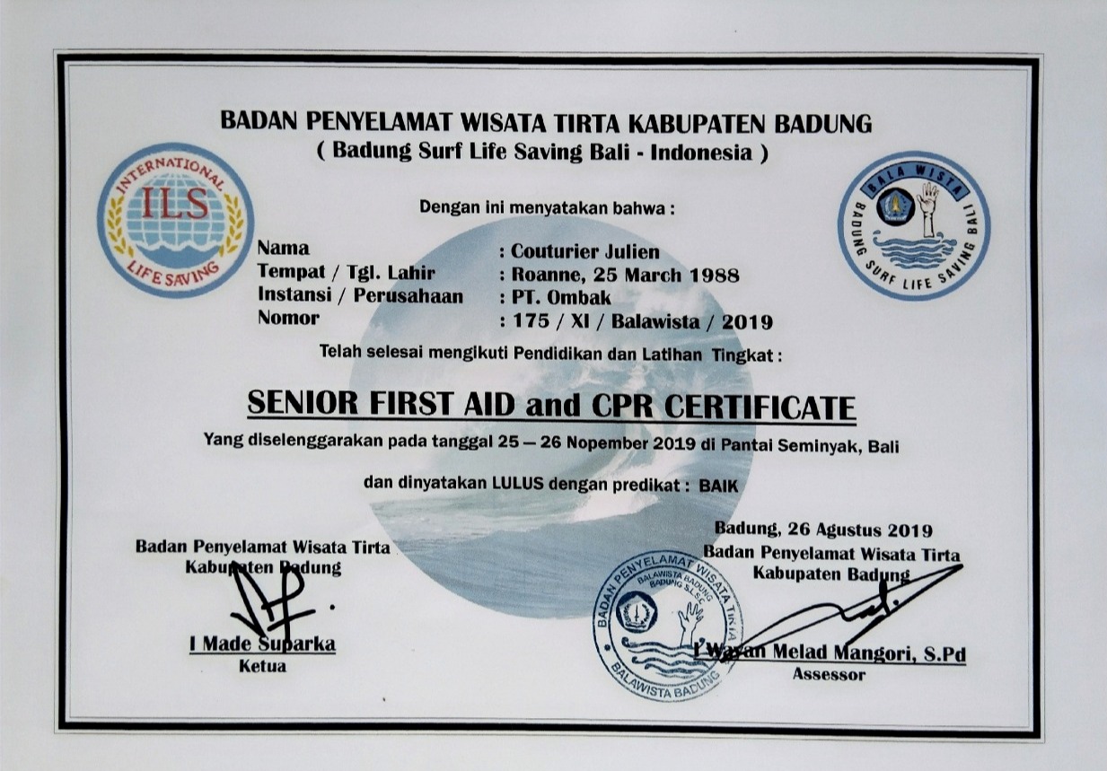 diplôme senior first aid and CPR certificate de Julien moniteur de surf à bali ocean surf