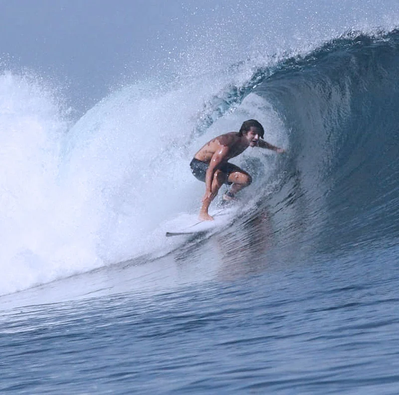 Surfeur avancé dans un tube durant un stage de Surf Coaching