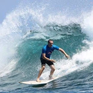 Surfeur avancé surfant une belle vague en surf coaching à la carte