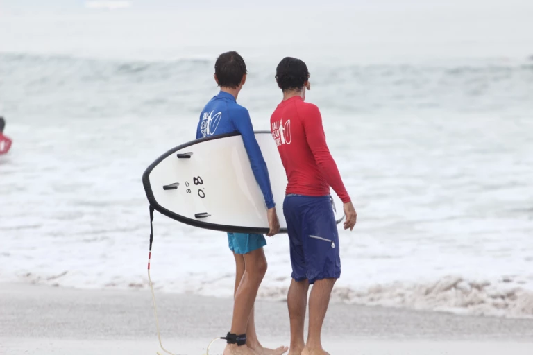 Conseil du moniteur durant le stage de surf