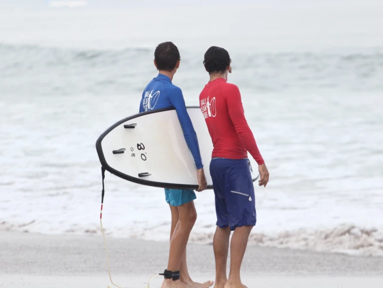 Conseil du moniteur durant le stage de surf