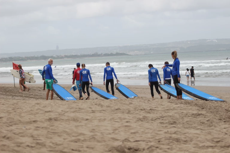 Groupe de tout âge en stage de surf