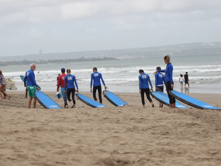 Groupe de tout âge en stage de surf