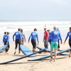 Group of all ages at the start of a surf session