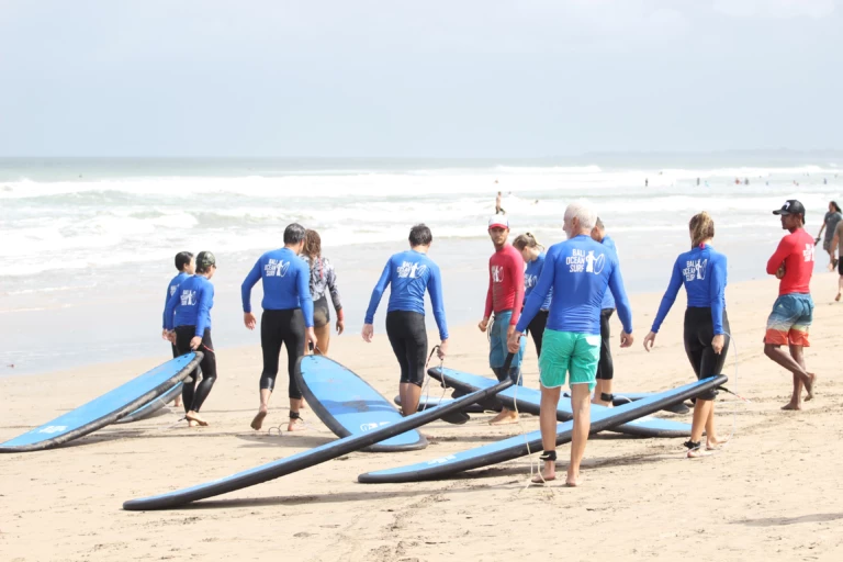 Groupe de tout âge en début de séance de surf