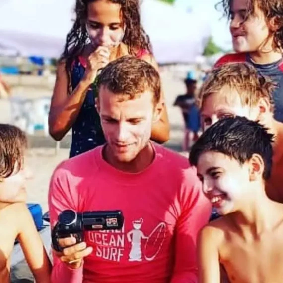 Le moniteur donne un retour vidéo aux élèves du Surf Club