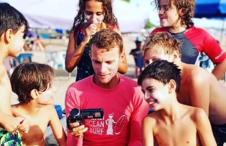 Le moniteur donne un retour vidéo aux élèves du Surf Club