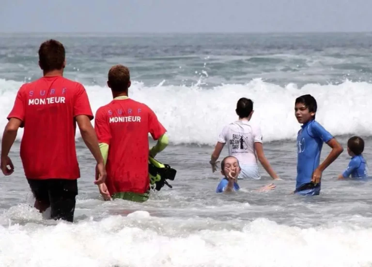 Nos moniteurs accompagnent les élèves dans l'eau