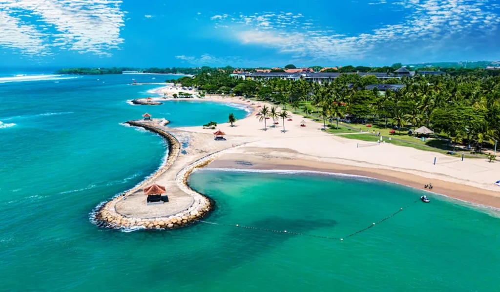 vue aérienne de la plage de Nusa Dua à Bali et son eau turquoise
