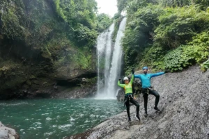 activite-canyoning-bali-canyoning-trip-partenaire.webp Abseiling down Aling-Aling waterfall during a canyoning adventure in Bali