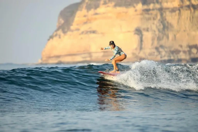 photo d'une femme surfant sur une belle vague à Bali